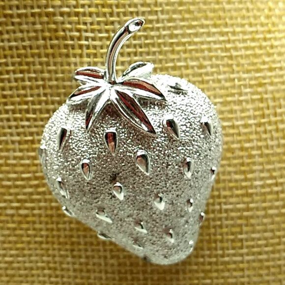 Vintage Sarah Coventry  Brooch 'STRAWBERRY ICE" Silver-tone Textured Pin Signed - Picture 1 of 6